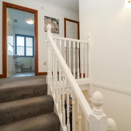 15 Tower Meadows *